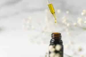 What Essential Oils Are Safe For Cats? What Every Pet Owner Should Know 1 clear glass bottle with yellow lid
